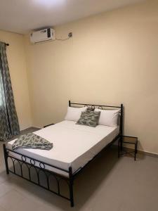 Ένα ή περισσότερα κρεβάτια σε δωμάτιο στο Chez Oumy 4 chambres avec cour, Thiès, Grand Standing