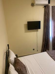 Ένα ή περισσότερα κρεβάτια σε δωμάτιο στο Chez Oumy 4 chambres avec cour, Thiès, Grand Standing