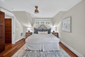 a bedroom with a bed and two night stands at 5556 Cypress Point in Kiawah Island +51 photos