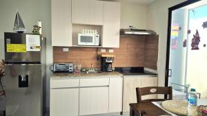 Η κουζίνα ή μικρή κουζίνα στο A good rest upon arrival or departure from your trip just 5 minutes from El Salvador's airport