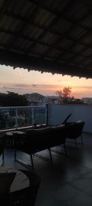 ein Balkon mit zwei Flugzeugen, die auf einem Gebäude stehen in der Unterkunft Suítes do Forno 1 in Arraial do Cabo