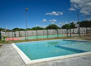 Πισίνα στο ή κοντά στο A good rest upon arrival or departure from your trip just 5 minutes from El Salvador's airport