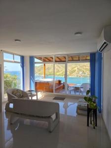 un soggiorno con due divani e una grande finestra di Cabañas Annapurna - jacuzzi privado con espectacular vista a Taganga