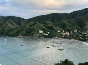 un gruppo di barche in acqua su una spiaggia di Cabañas Annapurna - jacuzzi privado con espectacular vista a Taganga