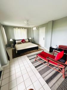 Ένα ή περισσότερα κρεβάτια σε δωμάτιο στο Featherstone Downstairs Apartment, Cayman Brac