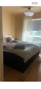 Ένα ή περισσότερα κρεβάτια σε δωμάτιο στο Koselig leilighet med 2 etasjer, ingen innsyn