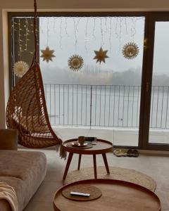BankaBluewave boho apartment Slnava的客厅的窗户前设有吊床