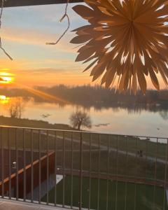 BankaBluewave boho apartment Slnava的阳台享有日落湖景