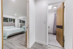 En eller flere senge i et værelse på Large Luxury Beach Condo in Best Location in Santa Monica 2 BDR