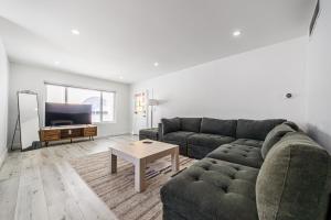 Et tv og/eller underholdning på Large Luxury Beach Condo in Best Location in Santa Monica 2 BDR