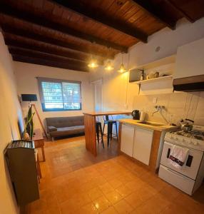 内科切阿Necolandia的配有桌子和炉灶的厨房 上层烤箱