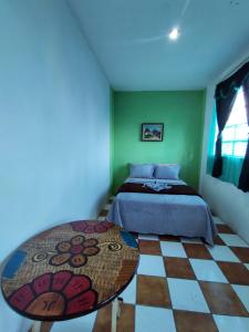 Nawal Hostel في سانتا كروز لاغونا: غرفة نوم مع سرير وأرضية مصدية +17 صورة