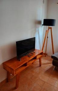 内科切阿Necolandia的木桌旁的平面电视