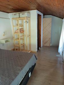 内科切阿Necolandia的带床和木质天花板的卧室