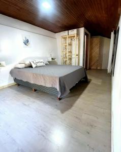 内科切阿Necolandia的带床和木质天花板的卧室