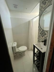 内科切阿Necolandia的浴室里有马桶、洗手池和镜子。