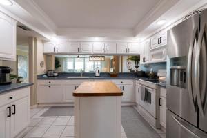 Una cocina o kitchenette en Stunning Luxury Oceanfront Condo 90 Day Minimum