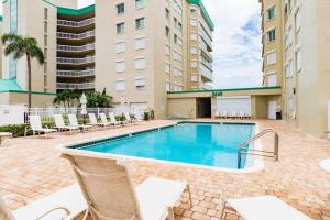 La pileta dentro o cerca de Stunning Luxury Oceanfront Condo 90 Day Minimum