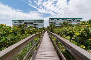 Un jardín fuera de Stunning Luxury Oceanfront Condo 90 Day Minimum