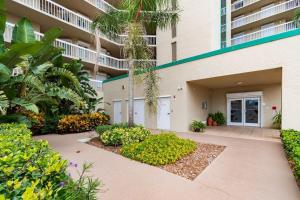 Un jardín fuera de Stunning Luxury Oceanfront Condo 90 Day Minimum 56 fotos más