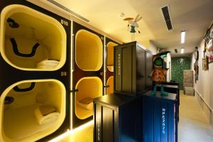 河内ACE Hostel的一间墙壁是黄色和黑色的房间，里面有一个玩具