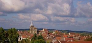 索略Vaste chambre au centre du bourg的享有城镇及其教堂和建筑的景致 更多5张照片