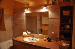 a bathroom with a sink and a mirror at Vaste chambre au centre du bourg in Saulieu