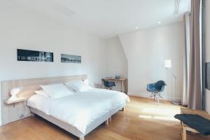 a bedroom with a bed and a desk and a tv at Appartement T4 cours de l'intendance in Bordeaux