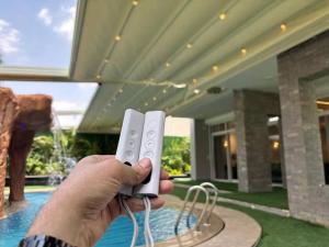 Πισίνα στο ή κοντά στο 7 BR Private Entire Smart House with Heated Pool, Waterfall, Garden