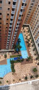 an overhead view of a large building with a swimming pool at Aparta Homestay in Pekayon Satu