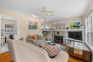 Μια τηλεόραση ή/και κέντρο ψυχαγωγίας στο Vintage Beach Cottage