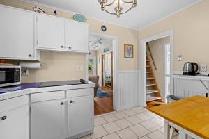 Η κουζίνα ή μικρή κουζίνα στο Vintage Beach Cottage