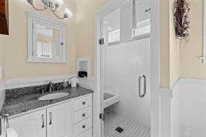 Ένα μπάνιο στο Vintage Beach Cottage +39 φωτογραφίες