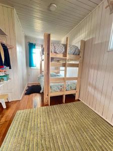 安库德Acogedora Casa en Ancud Central Linda Vista的一间带两张双层床的卧室