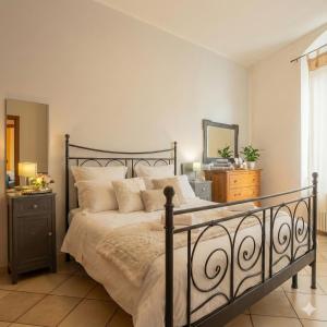 Postel nebo postele na pokoji v ubytování Ponte per la Sardegna e la Corsica dalla Toscana Family Apartment