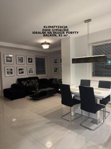 een woonkamer met een bank, een tafel en stoelen bij Spanko w centrum in Zielona Góra
