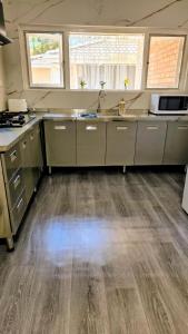 Η κουζίνα ή μικρή κουζίνα στο Cozy Room near airport and train station