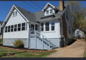 ein weißes Haus mit einer weißen Treppe davor in der Unterkunft charming apartment at Lynchburg in Lynchburg + 12 Fotos
