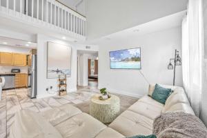 Кухня или мини-кухня в Entire Waterfront House Steps from the Beach
