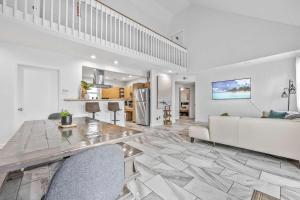 Кухня или мини-кухня в Entire Waterfront House Steps from the Beach
