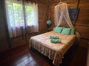 Giường trong phòng chung tại Casa Chilamate a Peaceful Stay Near Beach & Town