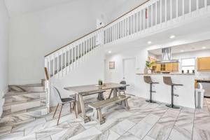 Кухня или мини-кухня в Entire Waterfront House Steps from the Beach
 +39 фотографий