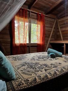 Giường trong phòng chung tại Casa Chilamate a Peaceful Stay Near Beach & Town