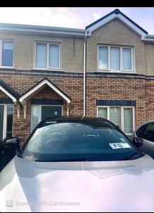 MonasterevinPrecious Home的停在房子前面的白色汽车