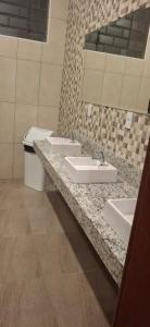 Et badeværelse på Pousada Café em Flor -Quarto com cama de solteiro