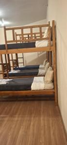 En eller flere senge i et værelse på Pousada Café em Flor -Quarto com cama de solteiro