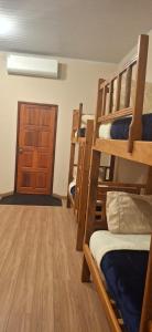 En eller flere senge i et værelse på Pousada Café em Flor -Quarto com cama de solteiro