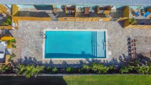 een uitzicht over een zwembad in een villa bij 400 South - Unit A in Cocoa Beach