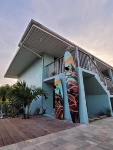 een huis met een surfplank erop geschilderd bij 400 South - Unit A in Cocoa Beach