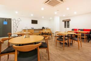 TV a/nebo společenská místnost v ubytování Super Townhouse THE CINCO HOTEL NEAR ESI HOSPITAL ( SR NAGAR)